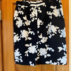 Talbots women’s 10 petite blue with white flower print knee length skirt. NWT